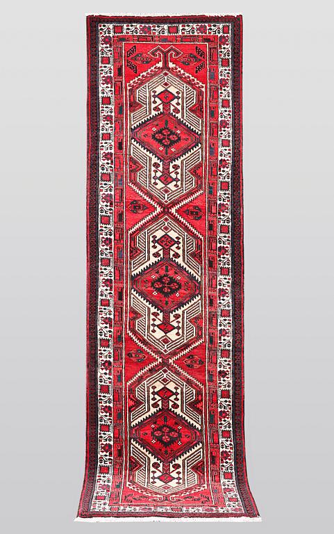 A runner, Sarab, ca 348 x 104 cm.