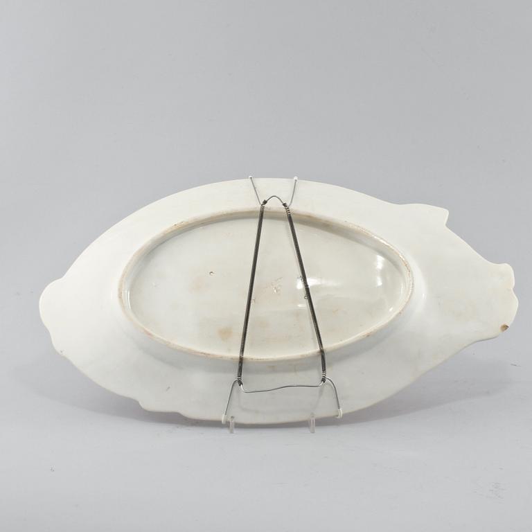 FISKFAT samt GRISFAT, flintgods, Rörstrand, 1900-talets första del.