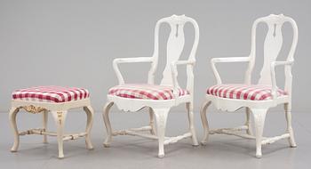 KARMSTOLAR, ett par, samt TABURETT, rokokostil 1900-tal.
