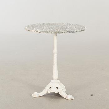 A MARBLE TOP GARDE TABLE.