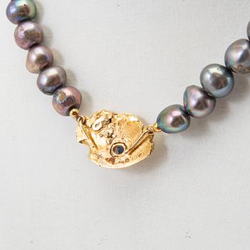 Elon Arenhill, collier, odlade pärlor och hänge i 18k guld med safir och diamant.