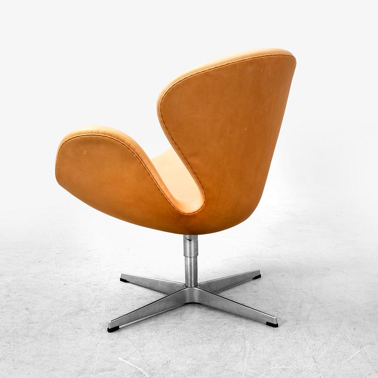 Arne Jacobsen, fåtölj "Svanen" för  Republic of Fritz Hansen, daterad 2006 Danmark.