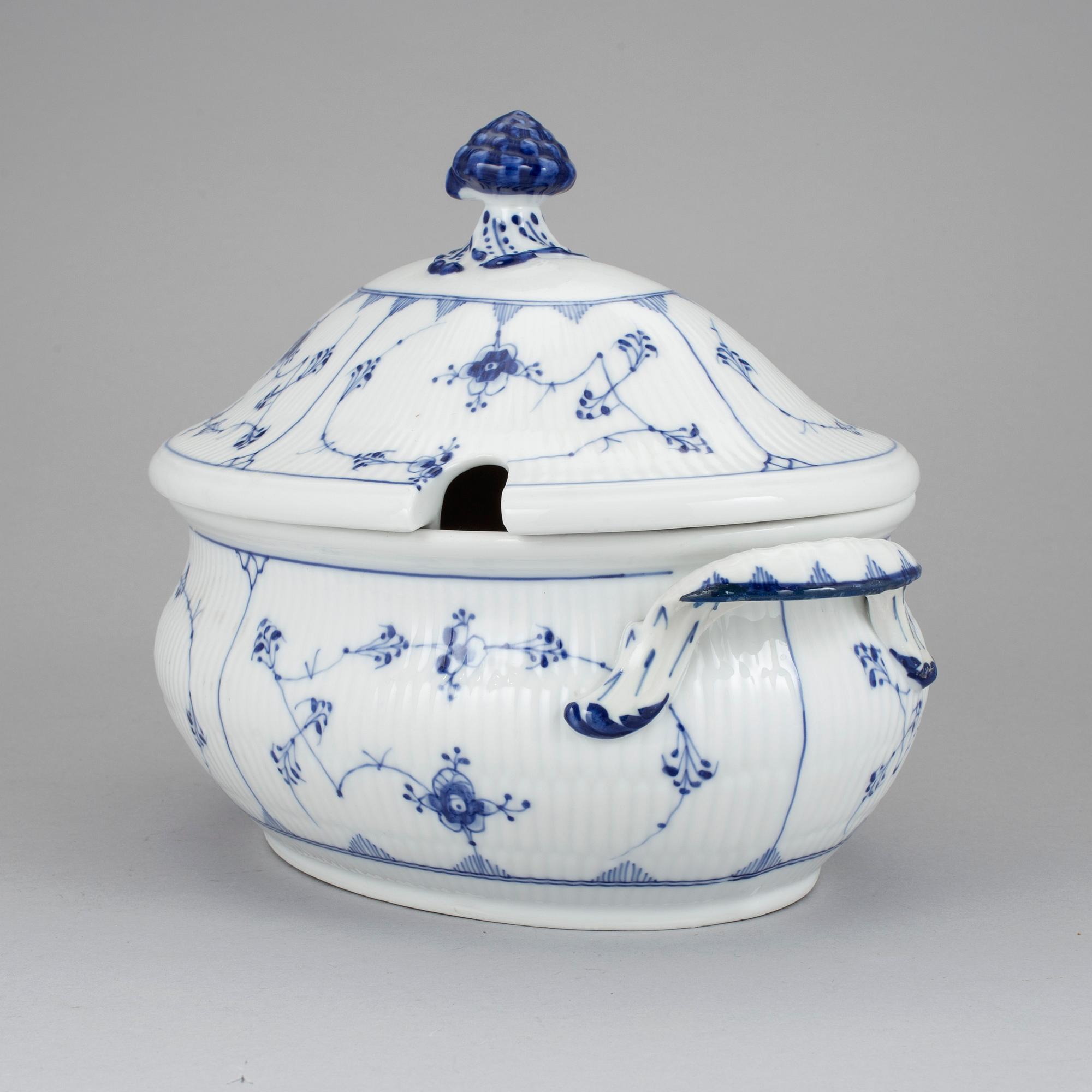 SOPPTERRIN I PORSLIN, "Musselmalet" Royal Copenhagen.