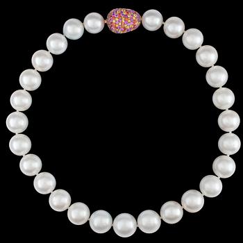 202. A cultured South sea pearl necklace, 16.2-14.6 mm.