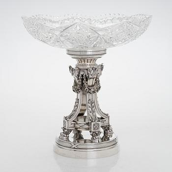 K. Fabergé, jalallinen koristemalja, hopea, hiottu lasi. Hovihankkijaleima ja ristattu inventaarionumero 21405.