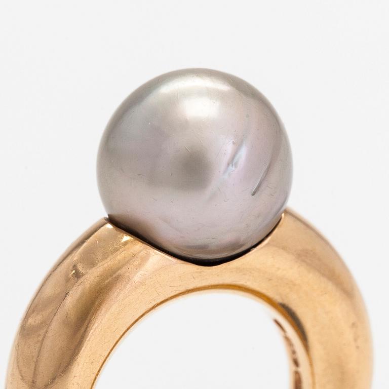 An 18K gold ring, with a cultured Tahiti pearl.