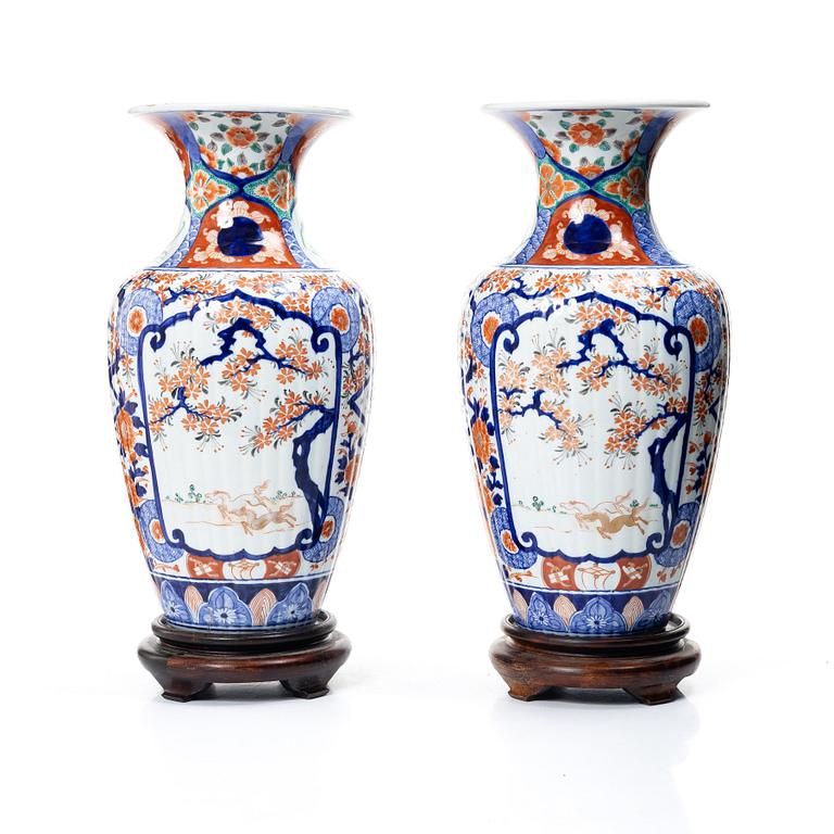 Golvvaser, ett par, Japan, 1800-tal.