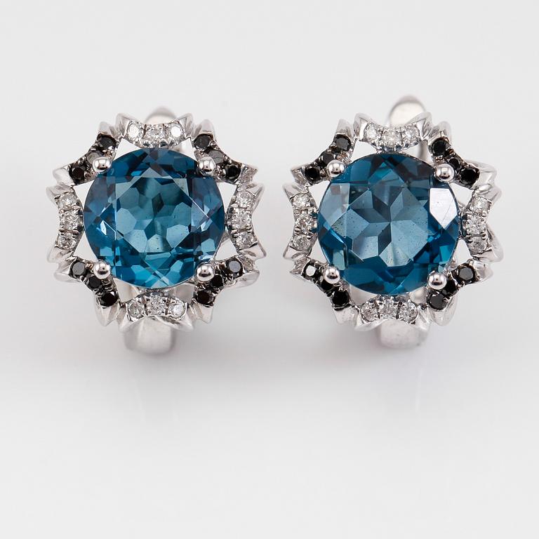 ÖRHÄNGEN, 1 par, 14K vitguld, blå topaser och diamanter.