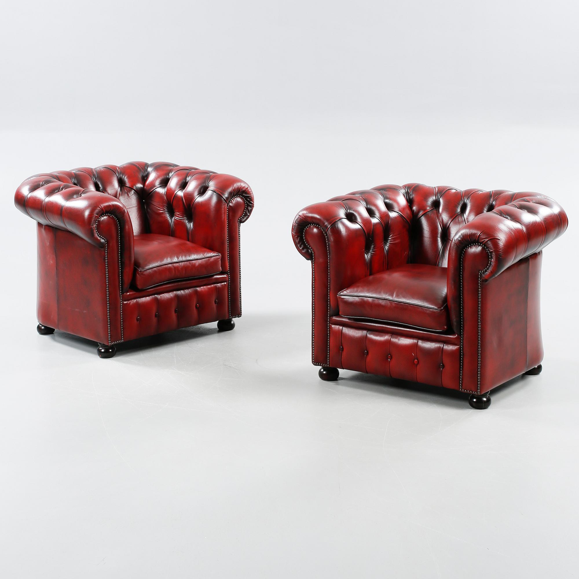 A pair of Chesterfield lounge chairs, second half of the 20th century.