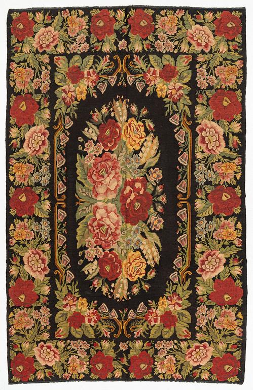 A Moldavian Kilim carpet, approx. 380 x 258 cm.