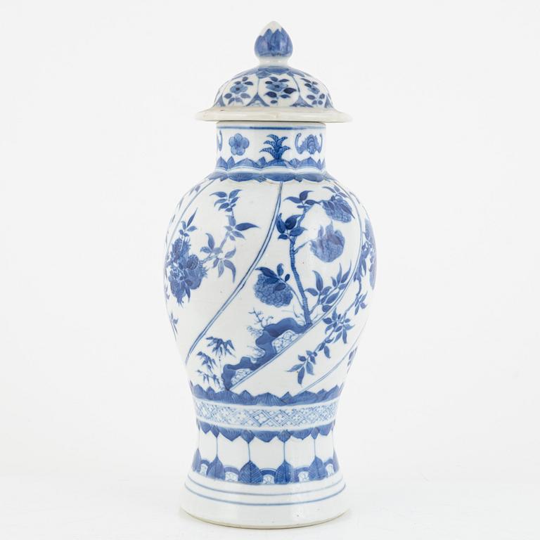 A Chinese blue and white urn with cover, late Qing dynasty/around 1900.