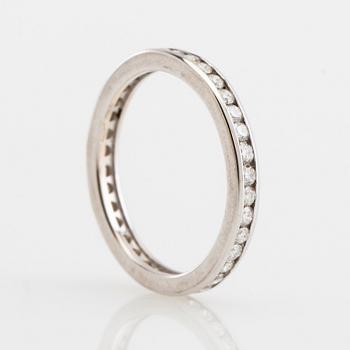 Alliansring, 18k vitguld med briljantslipade diamanter.