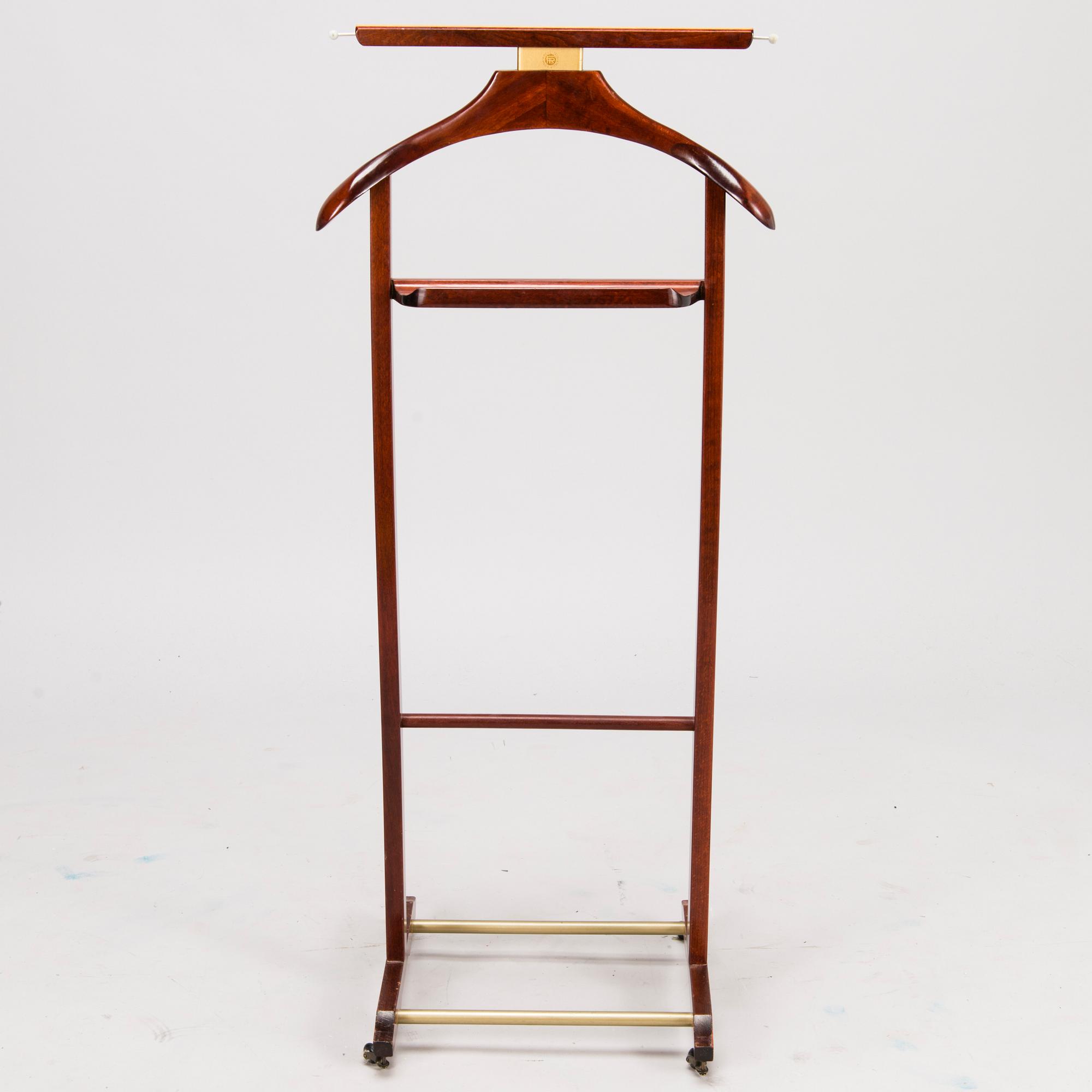 An Italian Fratelli Reguitti valet stand from the latter half of 20th century.