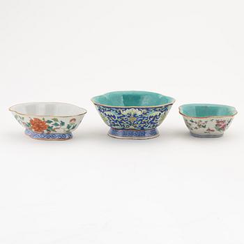 A group of three famille rose bowl, Qing dynasty, early 20th Century.