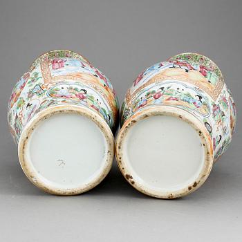 VASER, ett par, porslin, Kanton, Kina 1800-tal.