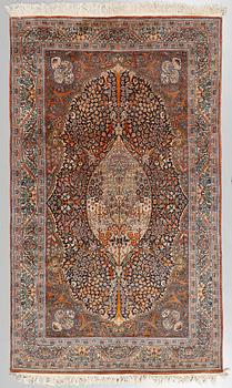 MATTA, troligen Ghom, 1900-talets andra hälft, 226 x 138 cm.