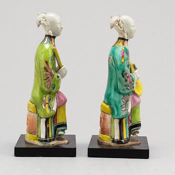 FIGURINER, två stycken, porslin. Qingdynastin, omkring 1800.