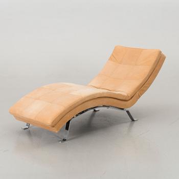 LIGGFÅTÖLJ, skinn, 2000-tal.