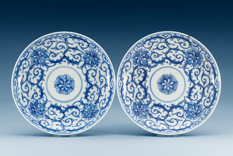SKÅLFAT, ett par, porslin. Qing dynastin (1644-1912), med Qianlongs sigillmärke.