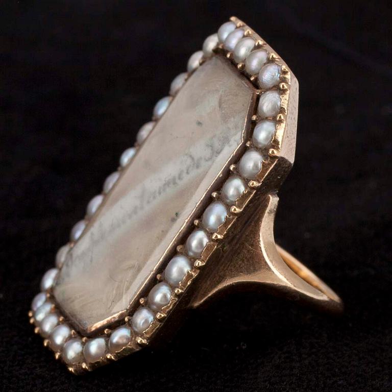 RING, med hårarbete guld och orientaliska pärlor, England/Frankrike, 1800-talets första hälft. Tot. Vikt 8,1gram.