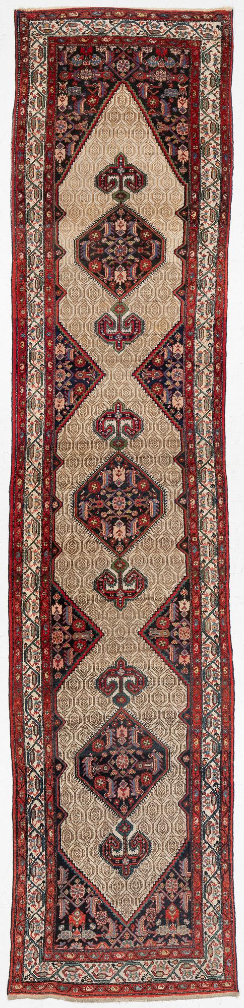 A runner carpetorient, 480 x 103 cm.