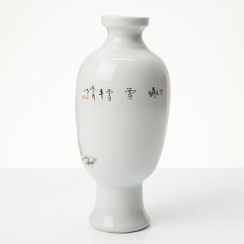 A Chinese porcelain vase, Republic period (1912-49).