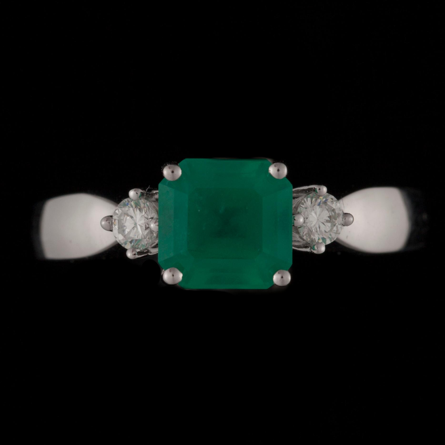 RING, 18K vitguld, smaragd, briljantslipade diamanter. Vikt ca 3,7 g.