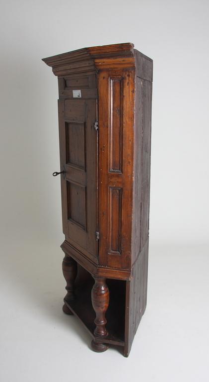 HÖRNSKÅP, allmoge, 1800-tal.