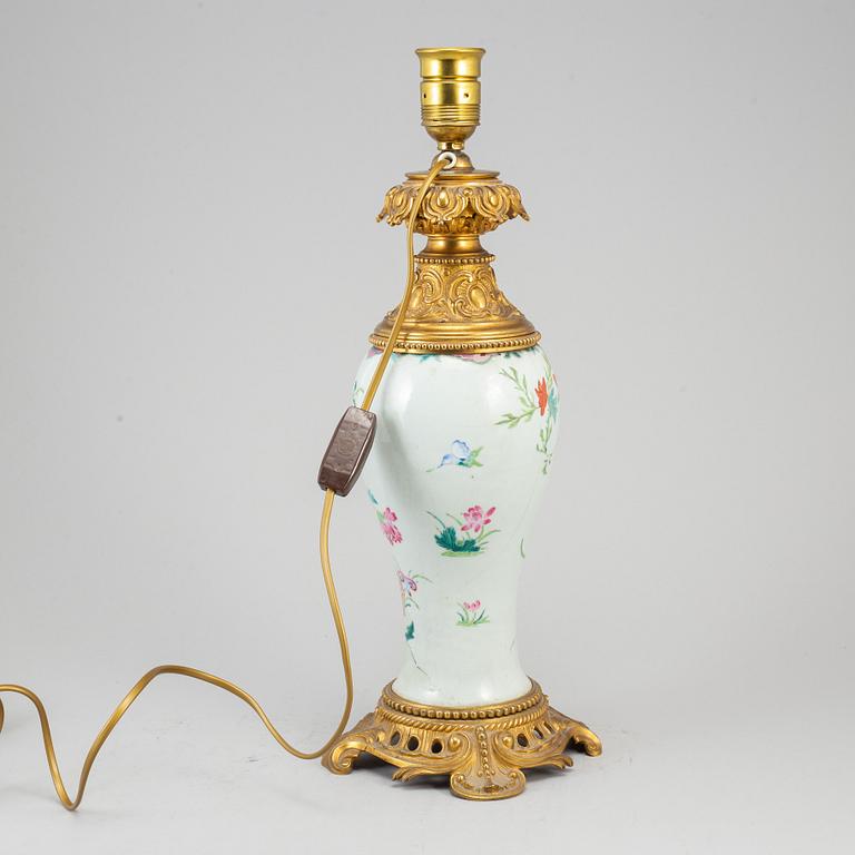 BORDSLAMPA, Kompaniporslin Qianlong 1736-95. Bronsmontering 1860-tal.