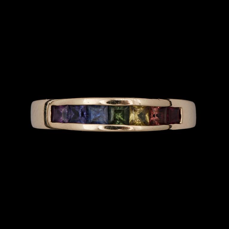 RING, 14k guld med flerfärgade safirer. 2000-tal. Vikt 3,8g.