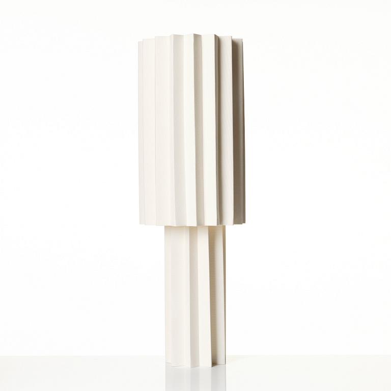 FOLKFORM, "L árt Plisse no 4", Formstudie i vitt, bordslampa, Studio Folkform, 2022.