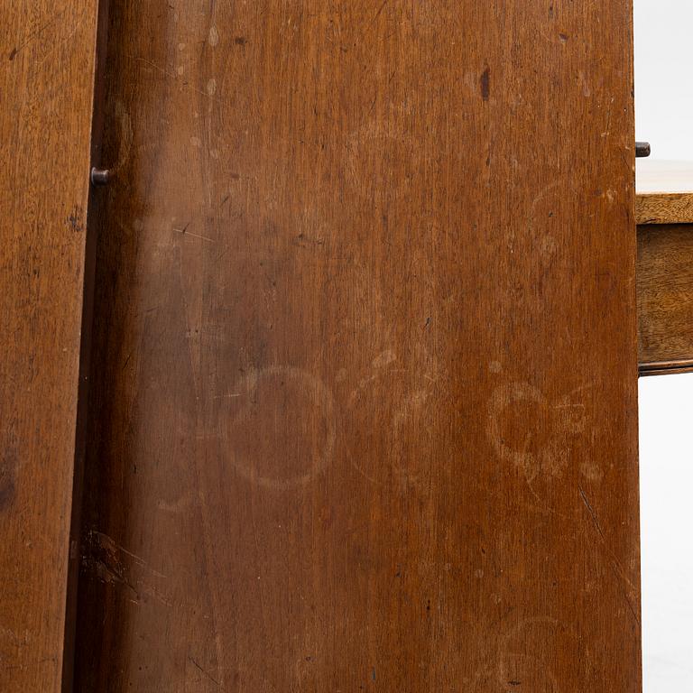A dining table, England, 19th century.