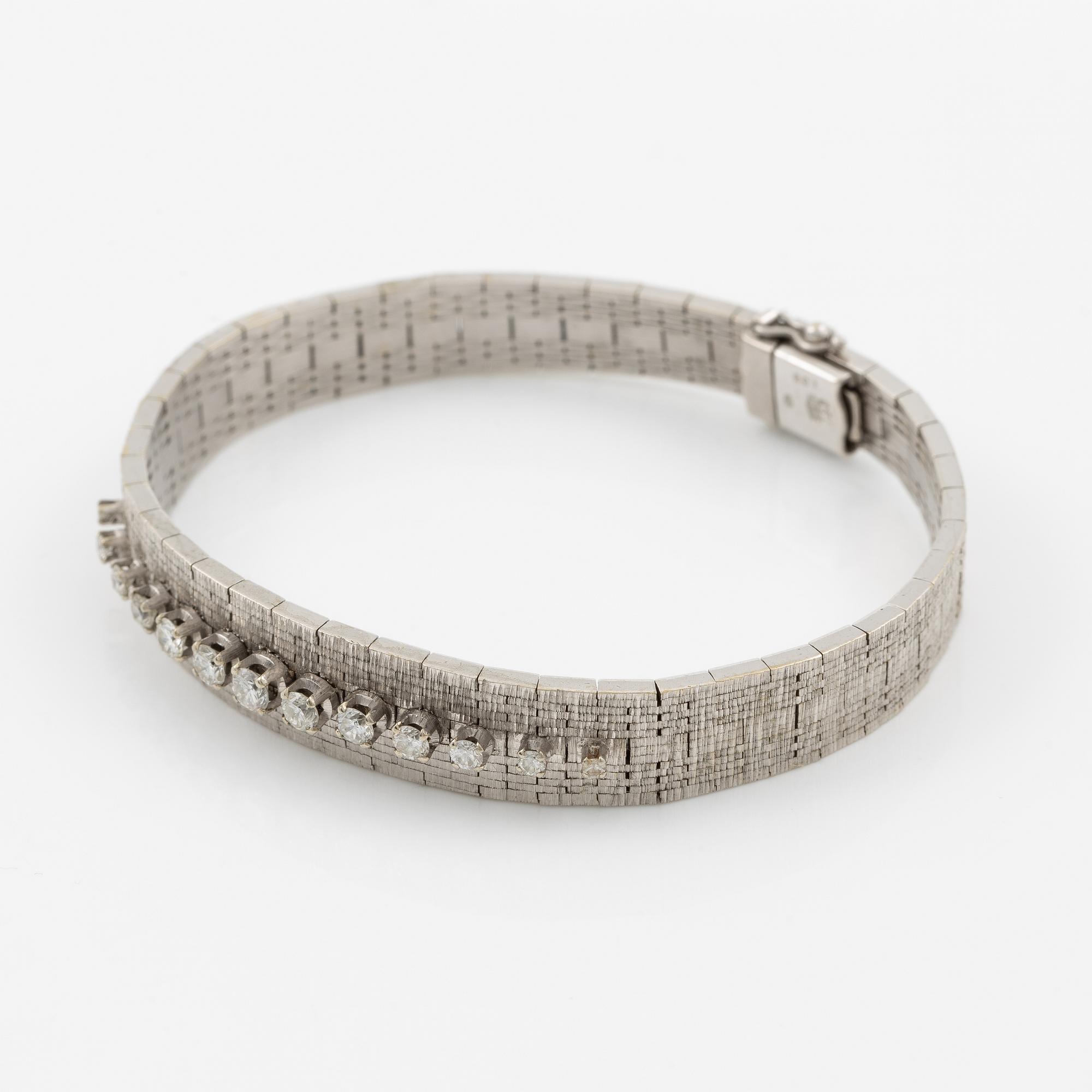 Bracelet 18K white gold with round brilliant-cut diamonds.
