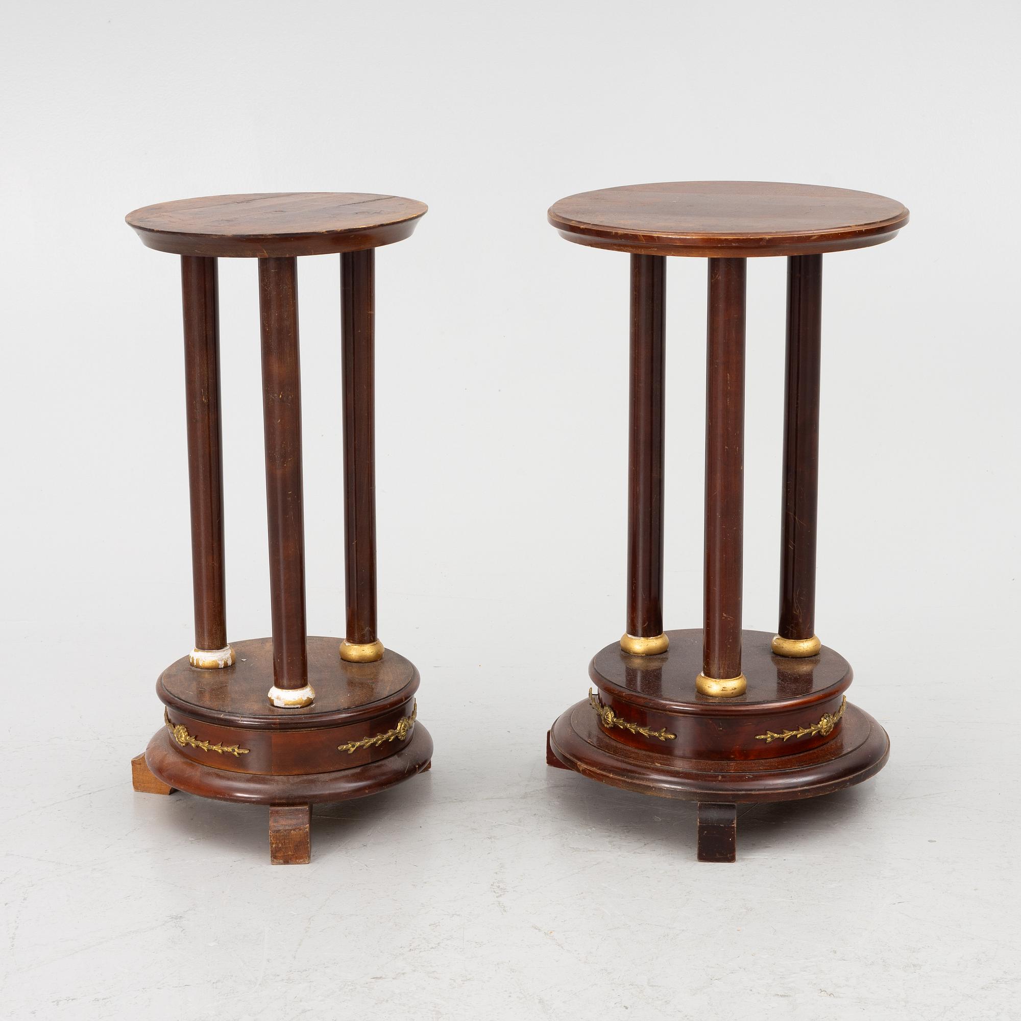Piedestaler, ett par snarlika, omkring år 1900. Empirestil.