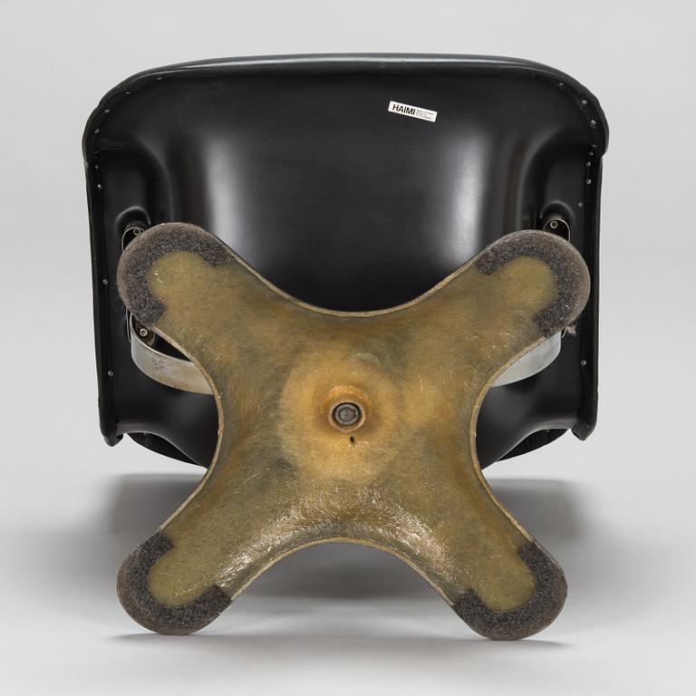 Yrjö Kukkapuro, a  A 1970's  'Carousel' armchair and a "Saturnus" table for Haimi.