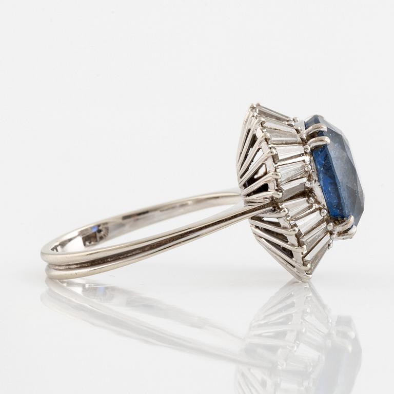 Ring 18K vitguld med en fasettslipad safir och trapetsslipade diamanter.