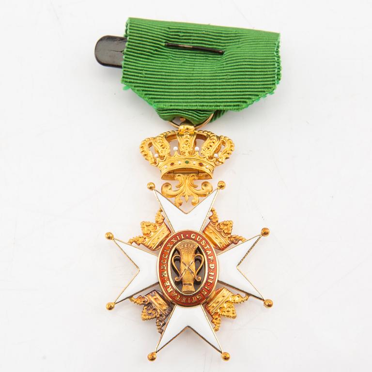Order of Vasa, knight's badge, 18K gold and enamel, C.F. Carlman, Stockholm 1945.