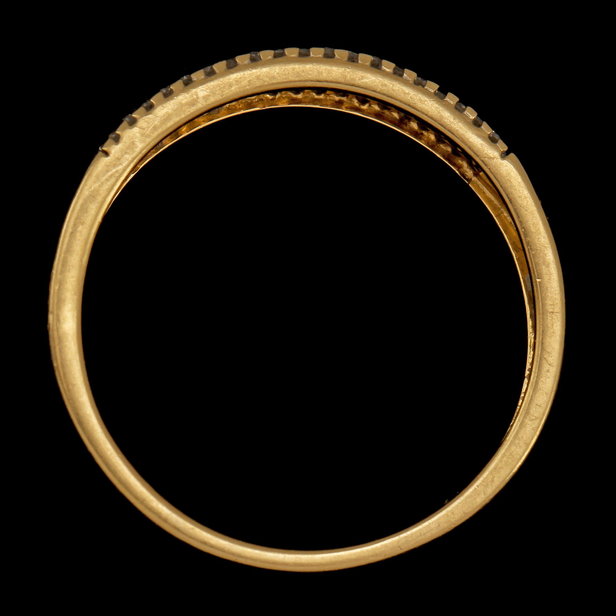 RING, 18k guld med 72 fasettslipade diamanter. Vikt 3 g.