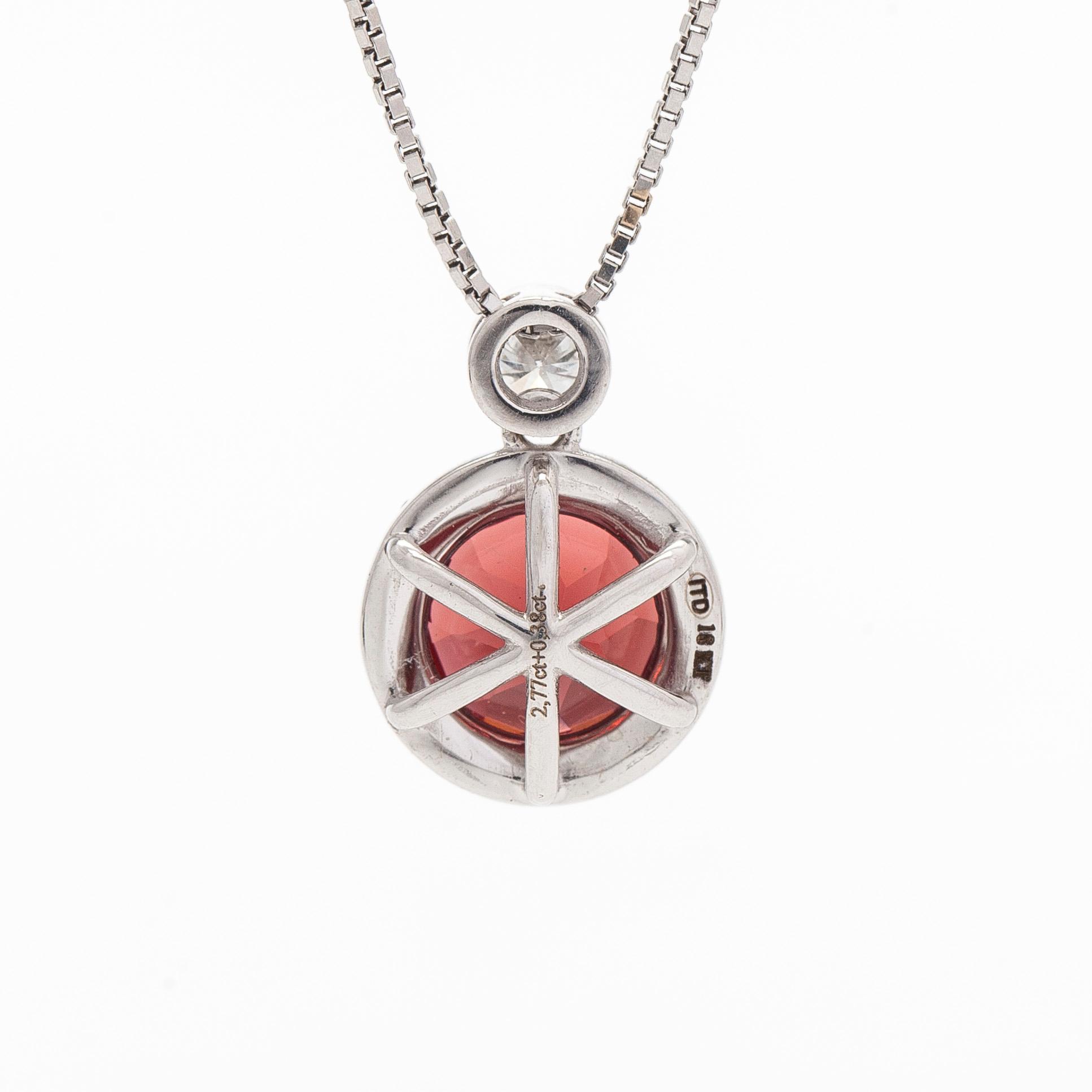 Kaulakoru, 18K valkokultaa, fasettihiottu granaatti ja timantteja.