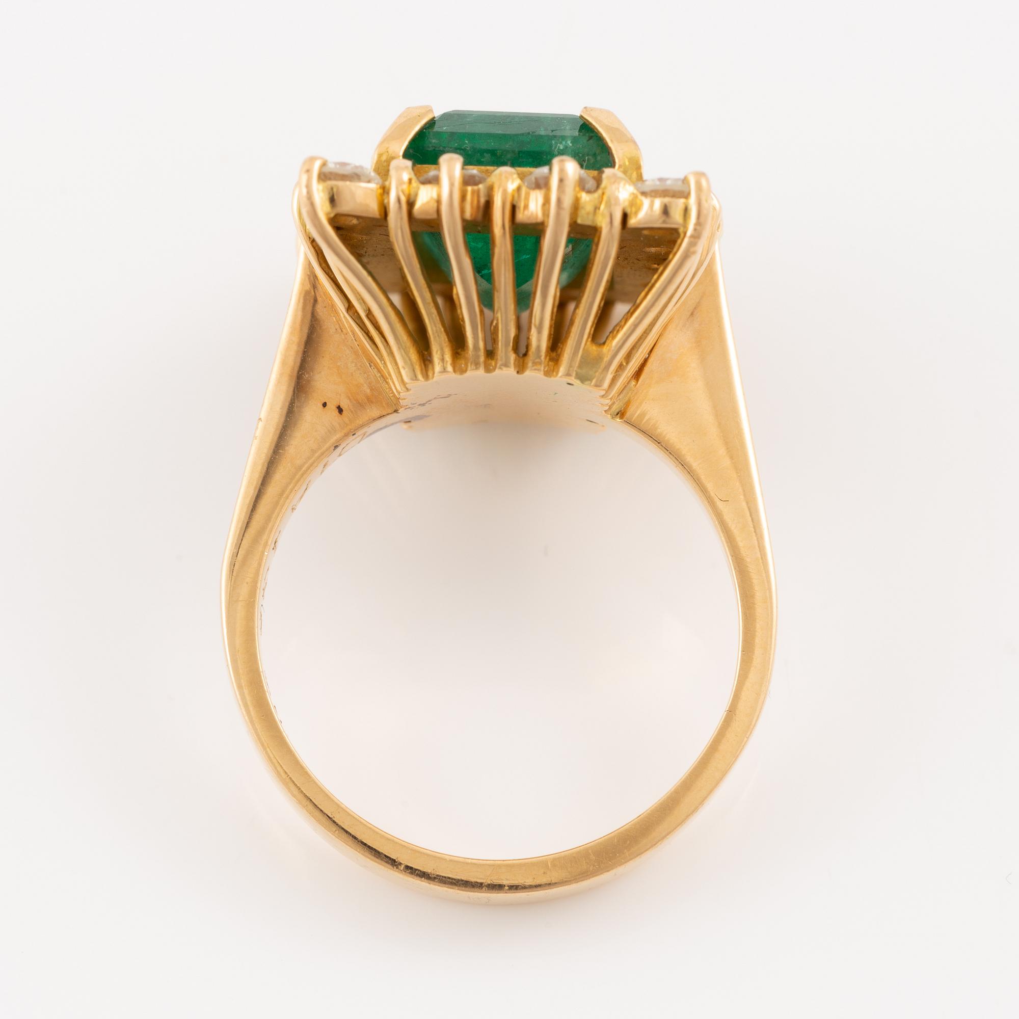 Ring, cocktailring, 18K guld med smaragdslipad smaragd och briljantslipade diamanter.