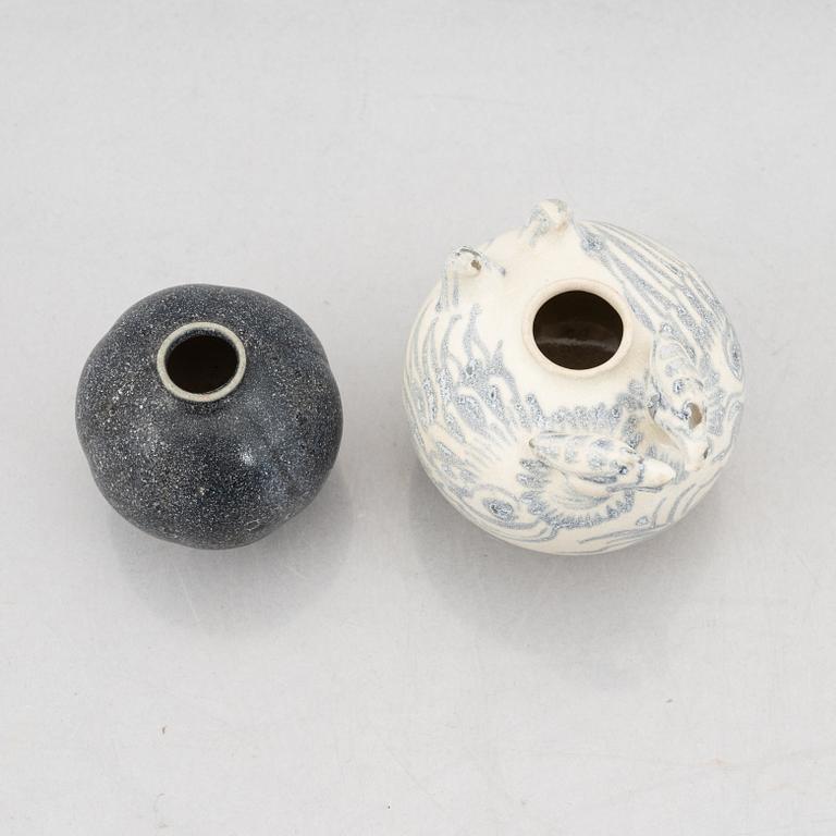 Two Vietnamese small ceramic vases, 15th/16th century, "Hoi An".