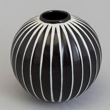 A Stig Lindberg earthenware 'Domino' vase, for Gustabsnerg. 1955-1969.