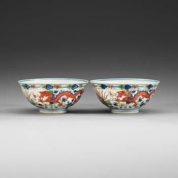 1620. A pair of dragon and fenix bowls, late Qing dynasty (1644-1912), with Kangxi six character mark.