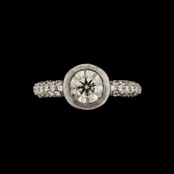 RING, 14 k guld med gammalslipad diamant ca 1,80 ct samt mindre briljantslipade diamanter ca 1,50 ct. Vikt ca 6 g.