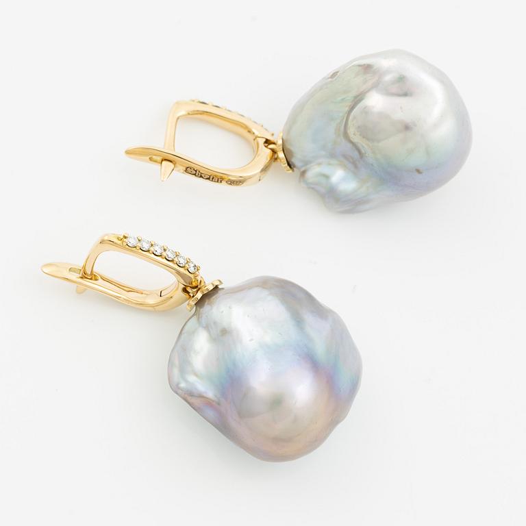 Earrings in 18K gold with baroque cultured freshwater pearls and brilliant-cut diamonds.