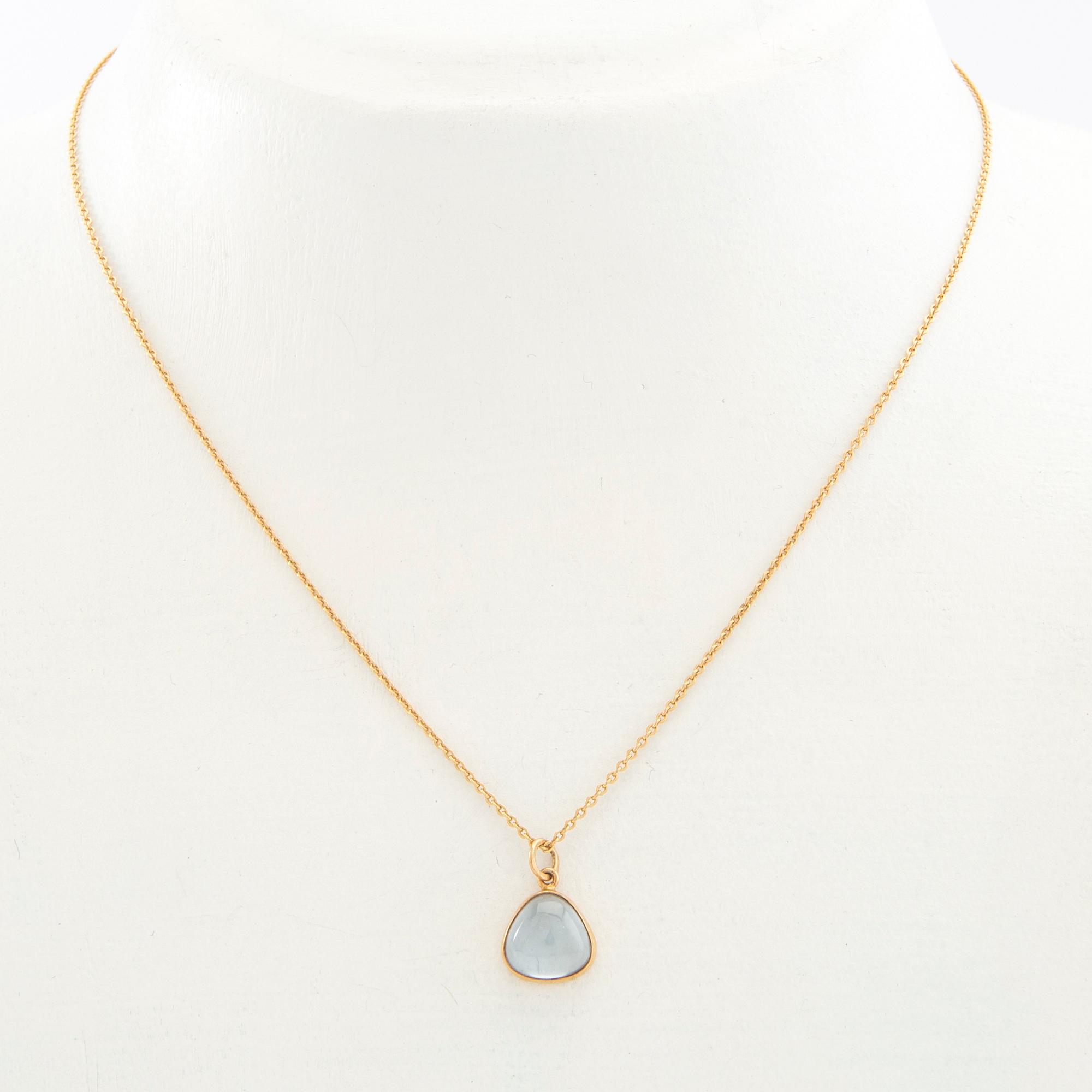 Halsband 18K guld med cabochonslipat blått glas.