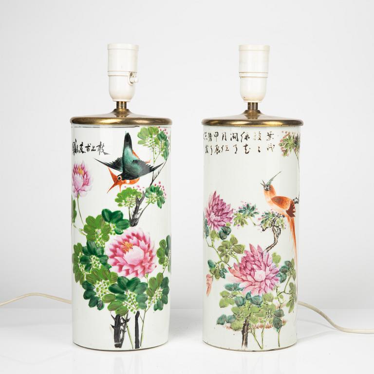 Ett par penselvaser omgjorda till bordslampor, porslin, Kina, 1900-tal.