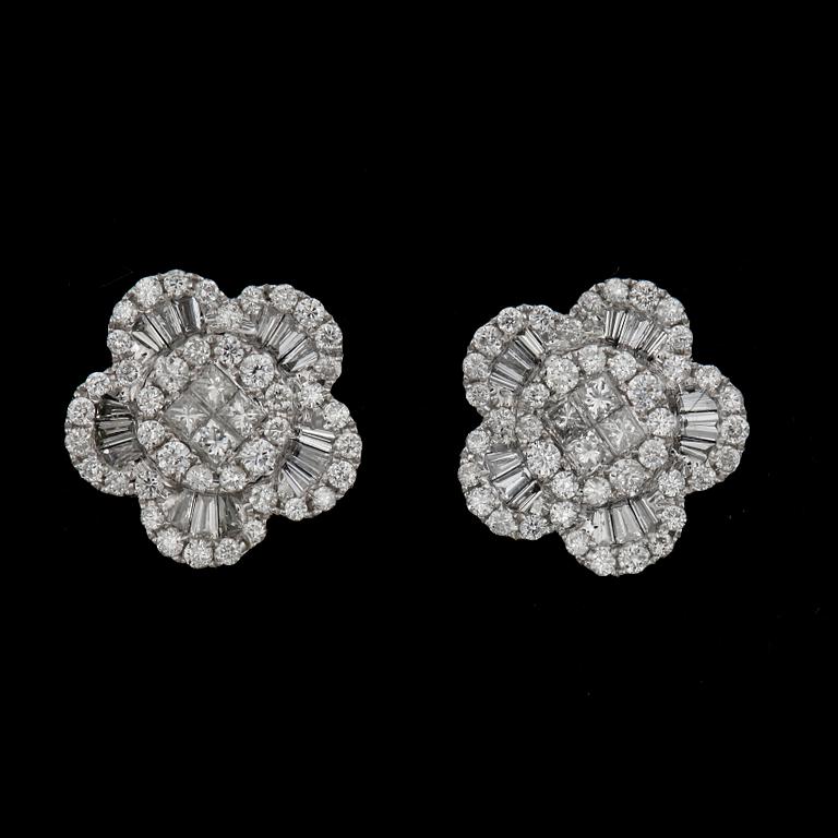 ÖRHÄNGEN, ett par, olikslipade diamanter tot ca 0,75 ct. Total vikt ca 3 gram.