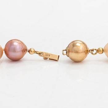 A cultured freshwater pearl necklace, 9K gold, pendant with an faceted morganite and diamonds tot ca 0.39ct.