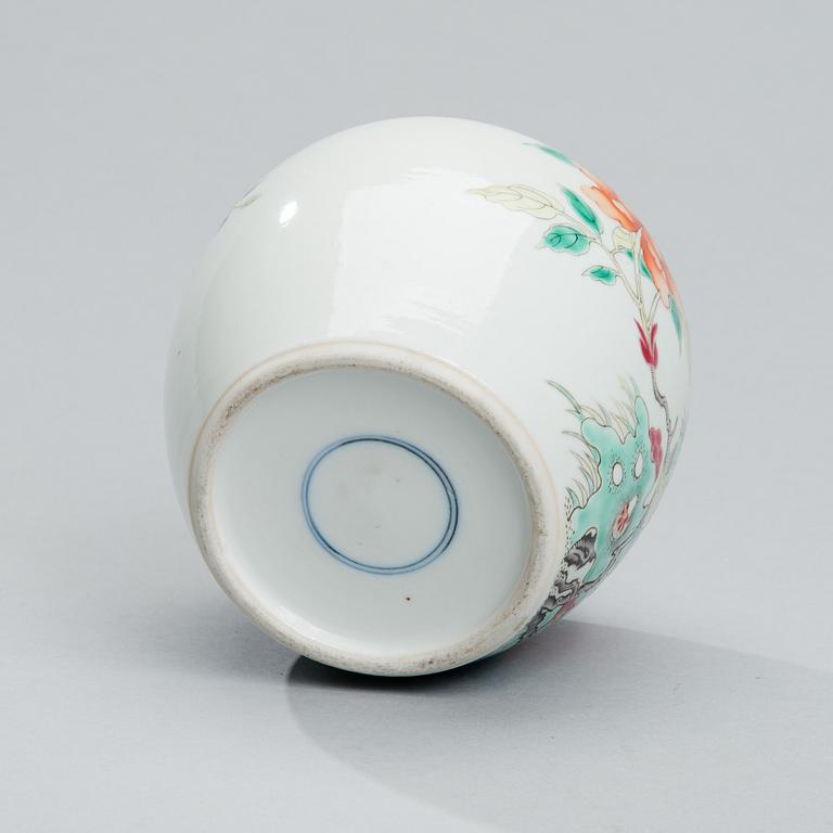 URNA MED LOCK, porslin, Kina 1800-tal.